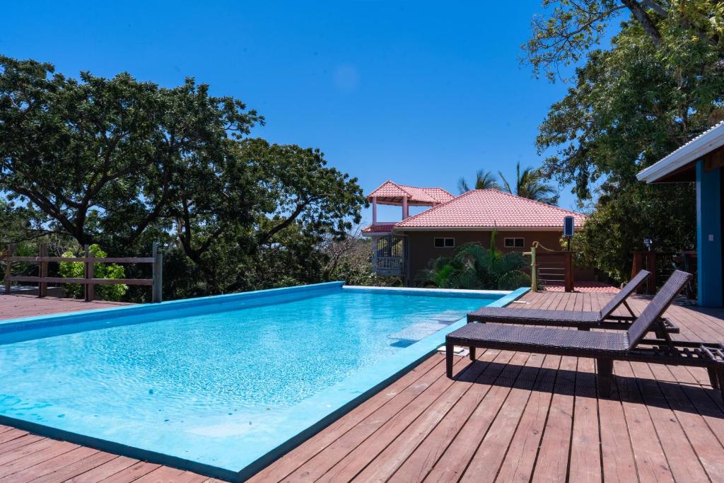 Bazén v ubytování Odyssey Home nebo v jeho okolí