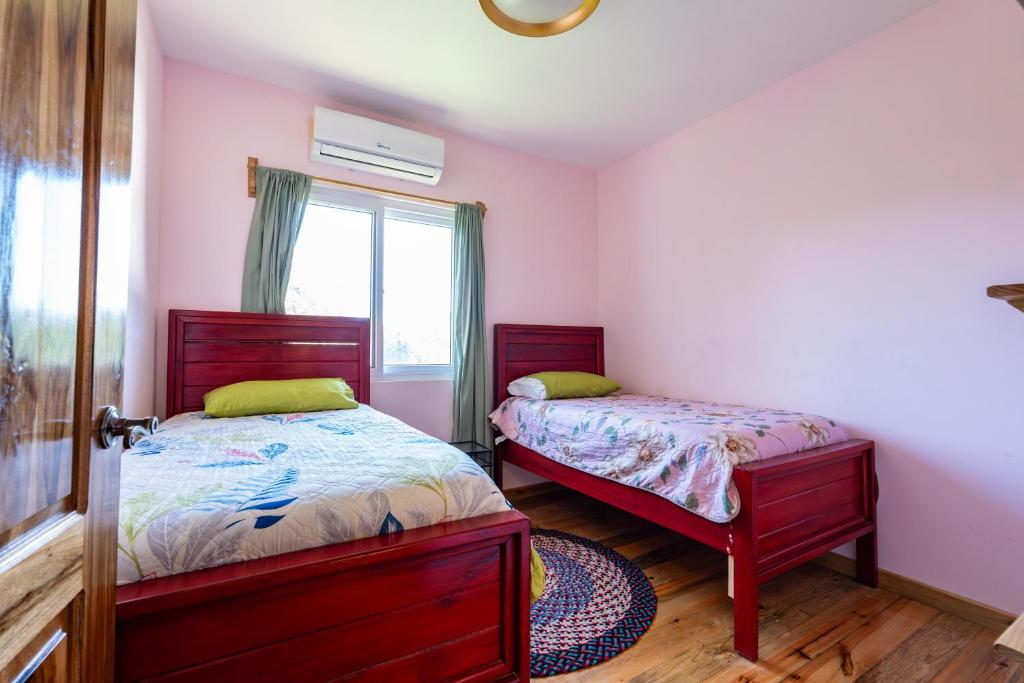 Postel nebo postele na pokoji v ubytování Odyssey Home