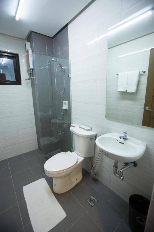 Koupelna v ubytování The Lanang Suites