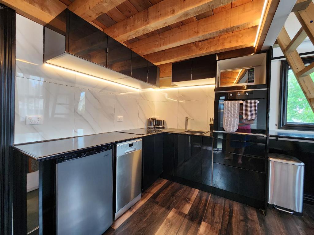 A Stone's Throw From Town Tiny Home - Resim 5