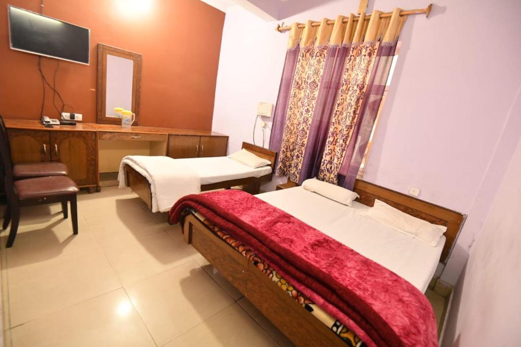 Postel nebo postele na pokoji v ubytování Hotel Samrat