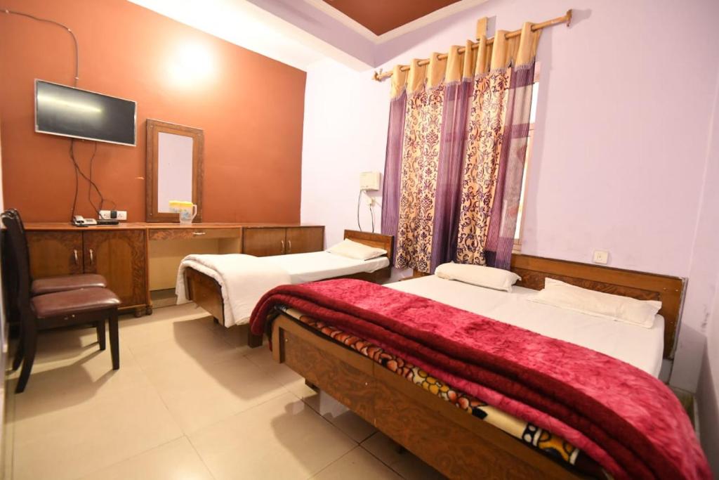 Postel nebo postele na pokoji v ubytování Hotel Samrat