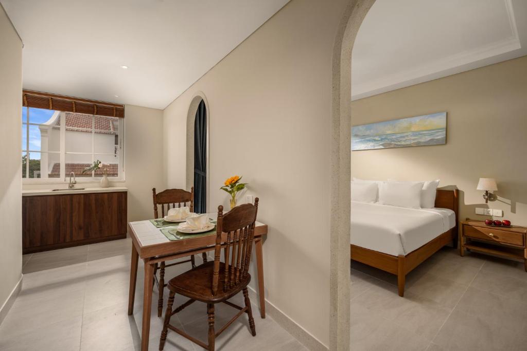 Postel nebo postele na pokoji v ubytování Spring Breeze Hotel Hoi An