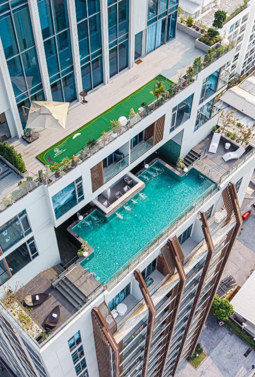 Hotel Beverly Mountain Bay, Trademark Collection by Wyndham, an aerial view of a building with a swimming pool at Beverly Mountain Bay, Trademark Collection by Wyndham in Pattaya South