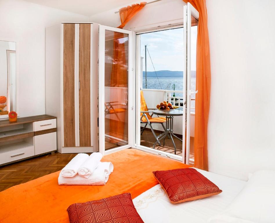 Postel nebo postele na pokoji v ubytování Apartments Ljiljana