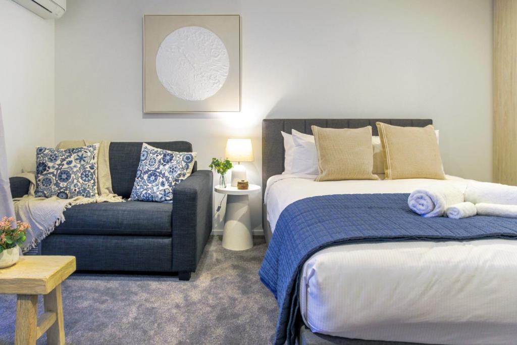 City-Fringe Gem Chic Studio in Prime Location - Resim 9