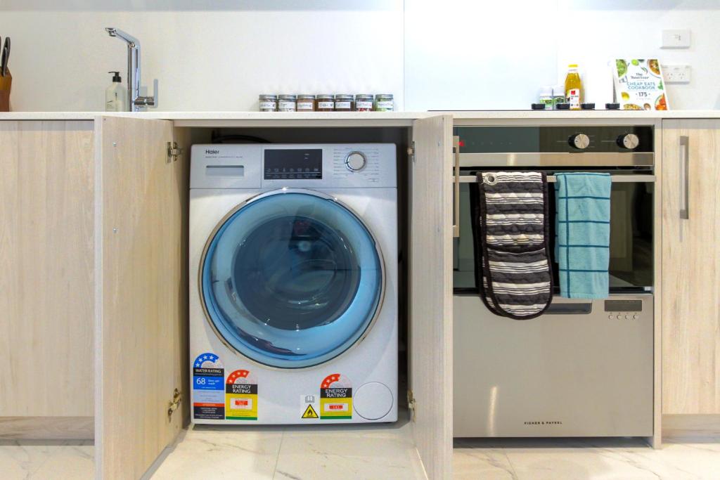 City-Fringe Gem Chic Studio in Prime Location - Resim 5