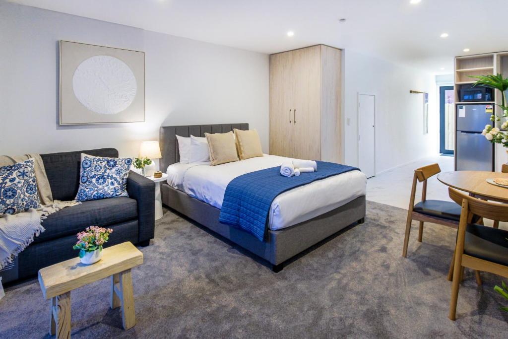 City-Fringe Gem Chic Studio in Prime Location - Resim 7