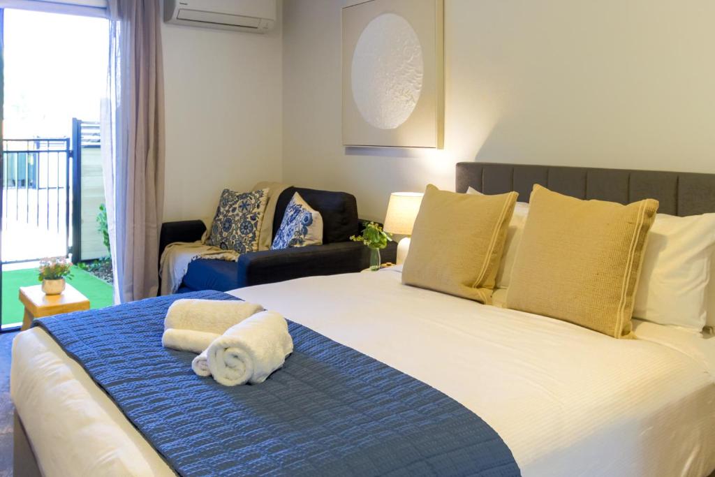 City-Fringe Gem Chic Studio in Prime Location - Resim 13