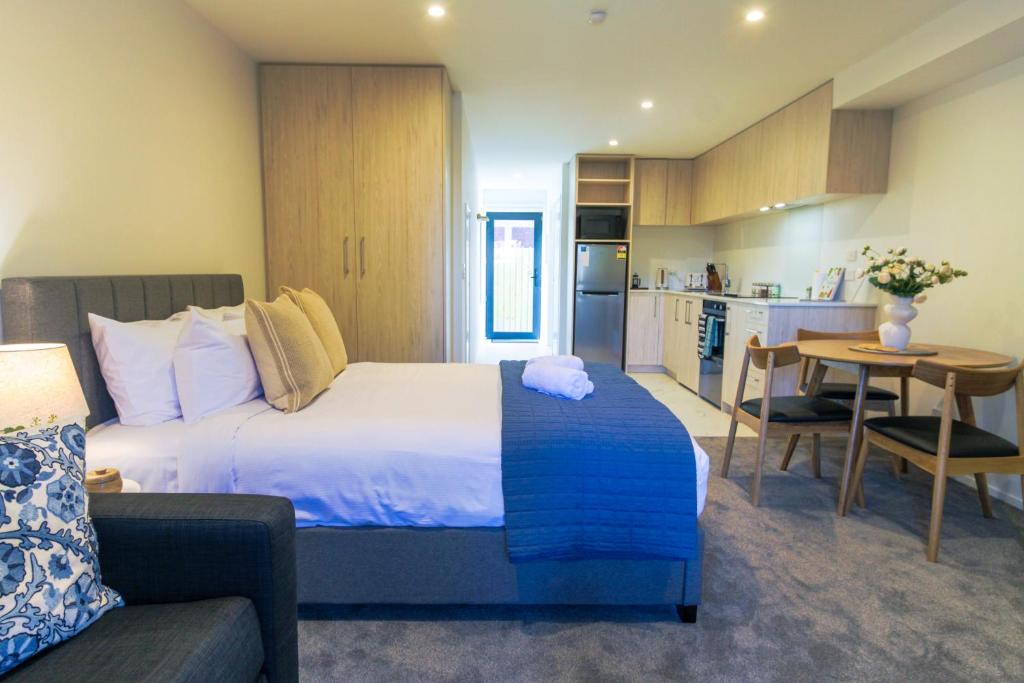 City-Fringe Gem Chic Studio in Prime Location - Resim 4