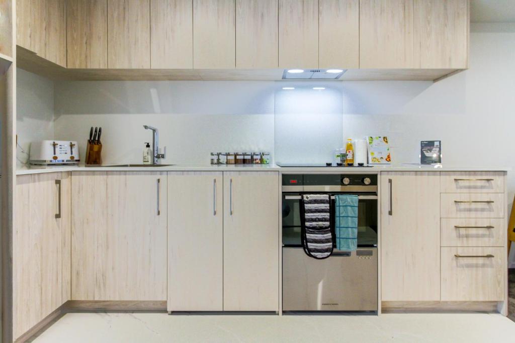 City-Fringe Gem Chic Studio in Prime Location - Resim 17