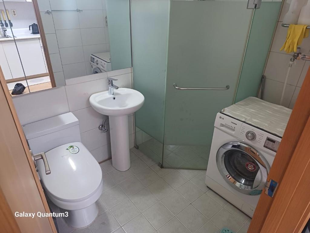 Koupelna v ubytování Hongdae Residence-4 - 1min from Hongik Univ Station #1