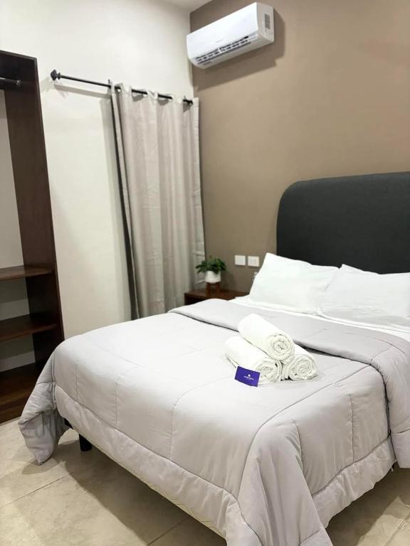 Postel nebo postele na pokoji v ubytování Hotel and Suites Hortensias