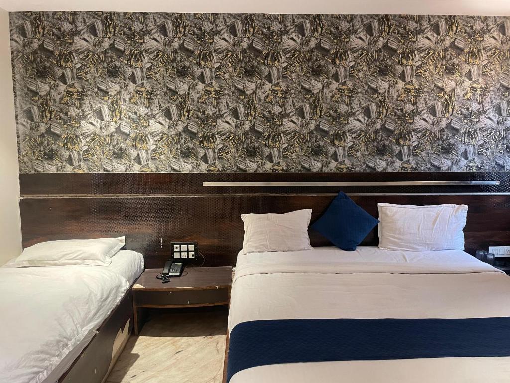 Postel nebo postele na pokoji v ubytování Kiara Shirdi Park Inn