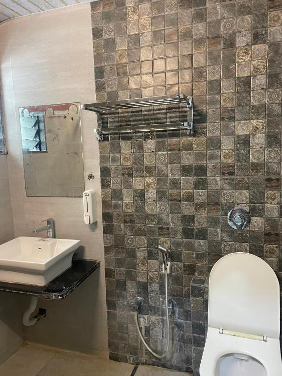 Koupelna v ubytování Kiara Shirdi Park Inn