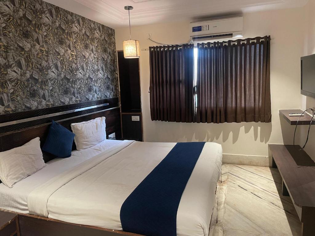 Postel nebo postele na pokoji v ubytování Kiara Shirdi Park Inn