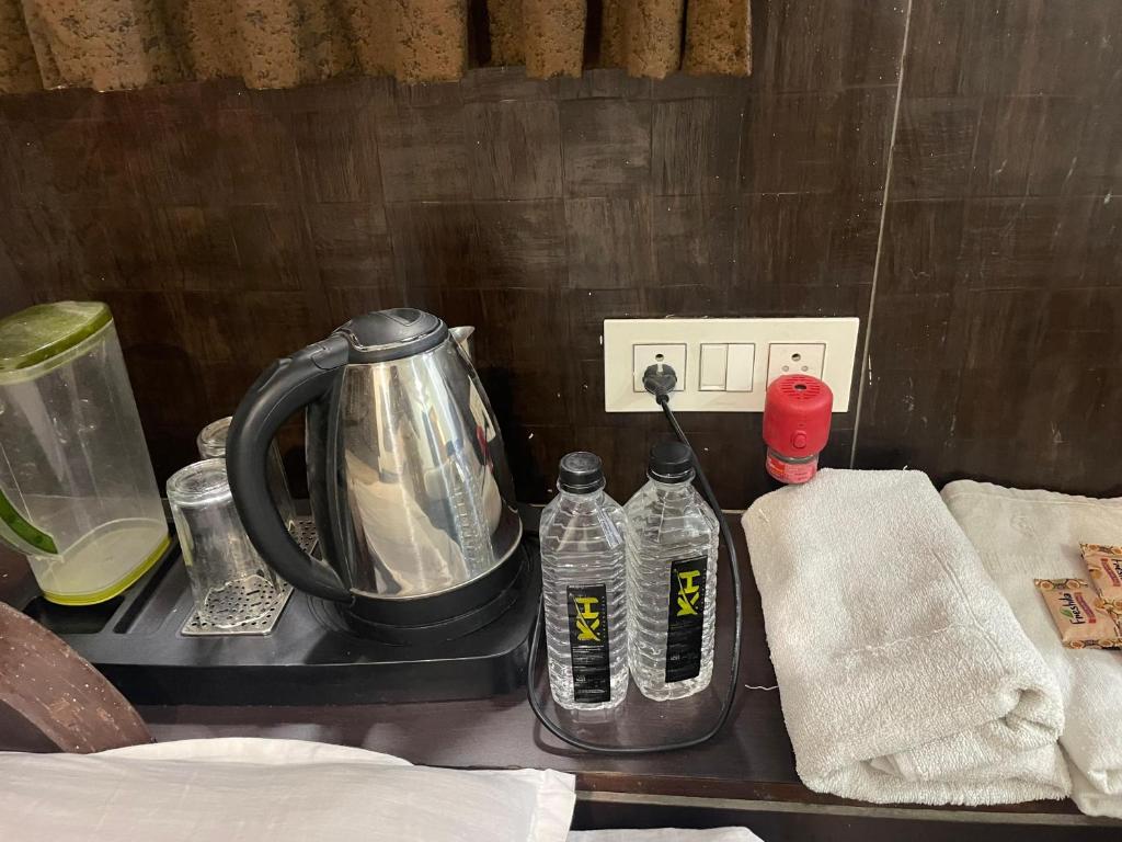 Příslušenství pro přípravu čaje a kávy v ubytování Kiara Shirdi Park Inn