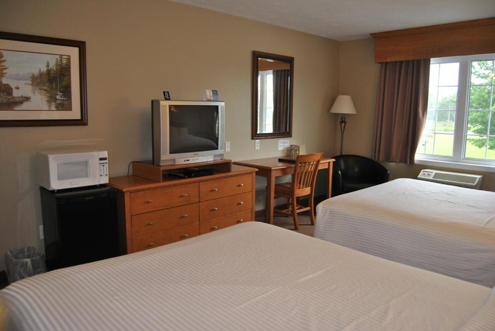Postel nebo postele na pokoji v ubytování Auberge Bouctouche Inn & Suites