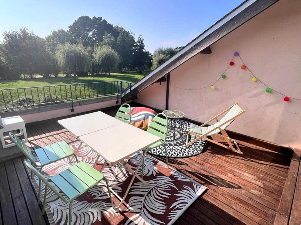 d'un balcon avec des chaises et une table. dans l'établissement Bel appartement à Arzon avec terrasse et parking près de la plage - FR-1-639-141, à Arzon