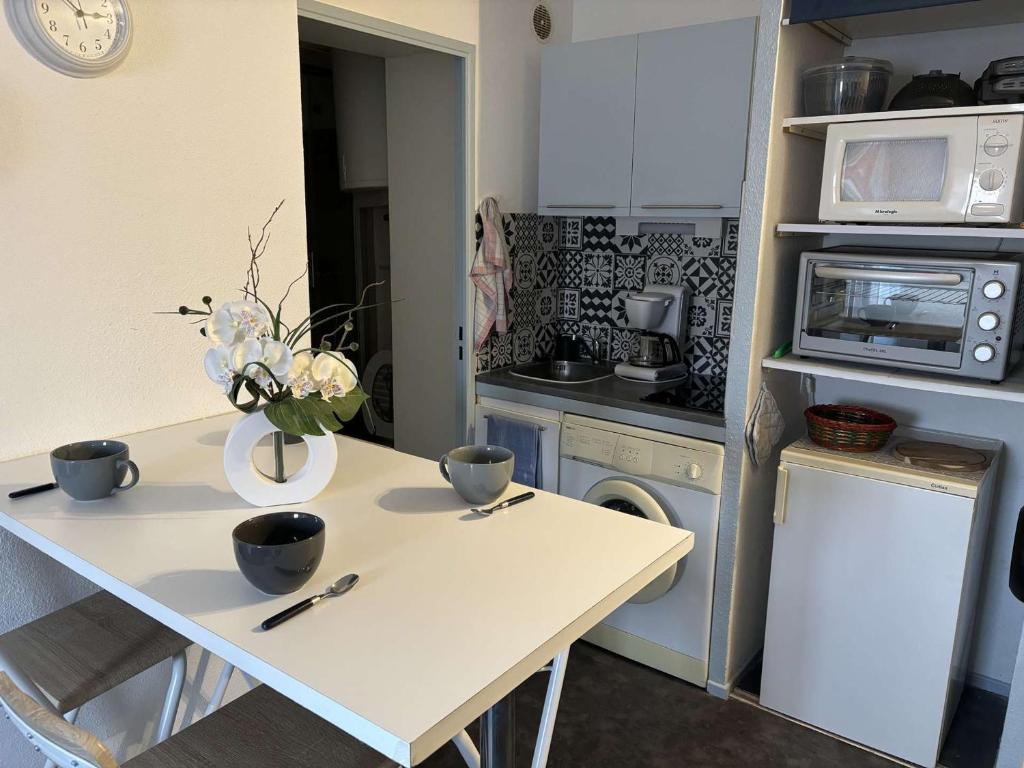 Kuchyň nebo kuchyňský kout v ubytování Studio cabine avec loggia fermée et parking à 800m de la plage, animaux admis - FR-1-229D-155