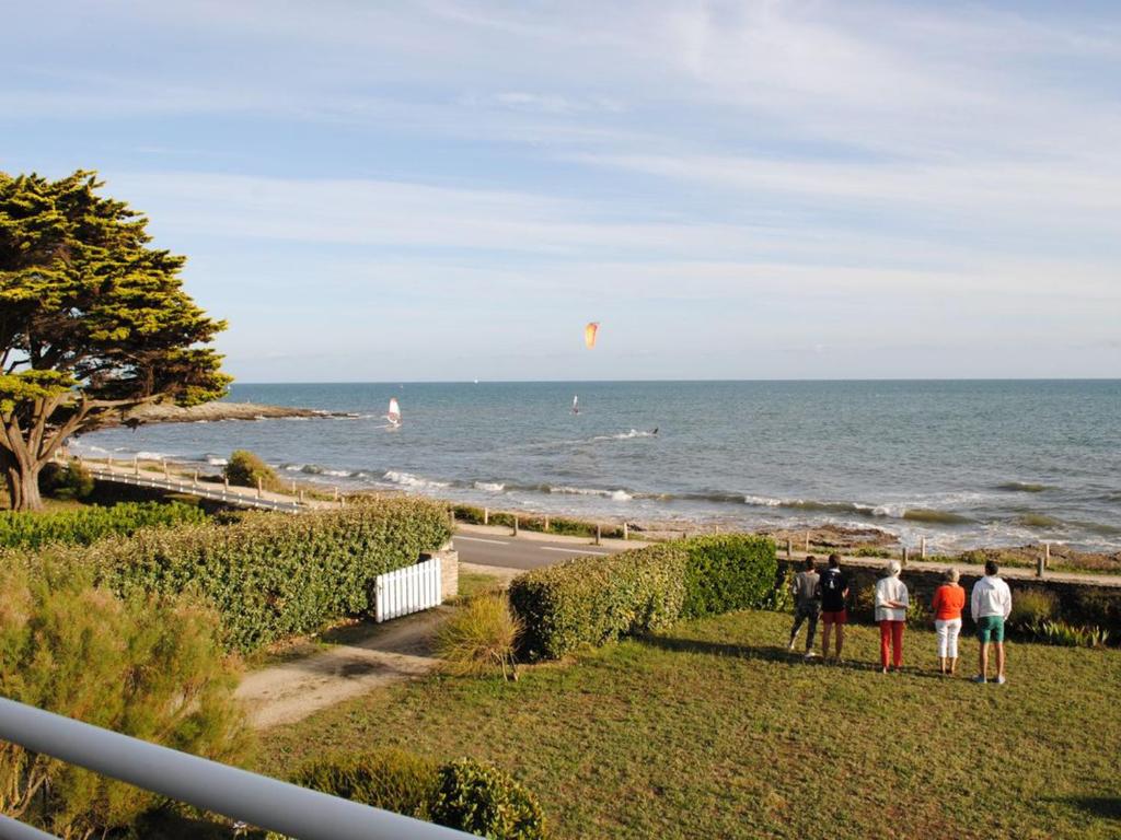 Un groupe de personnes debout sur l'herbe et regardant l'océan dans l'établissement Grande maison familiale à Sarzeau, 12 personnes, vue mer - FR-1-639-142, à Sarzeau