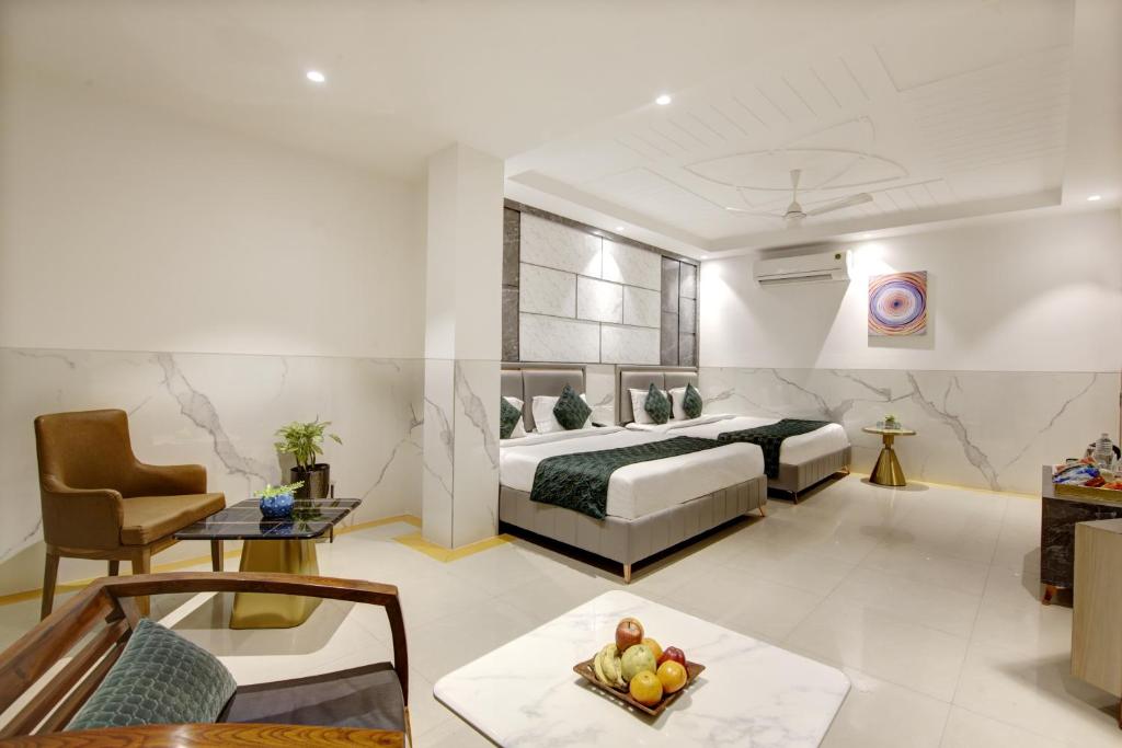 Postel nebo postele na pokoji v ubytování Hotel DELHI 37 by STAR GROUP