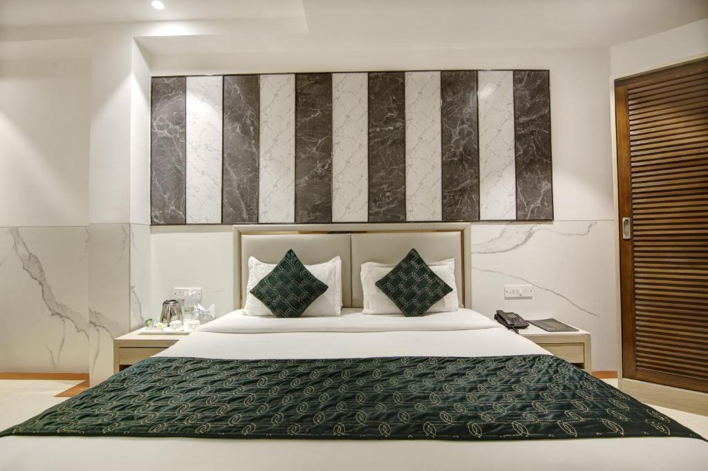 Postel nebo postele na pokoji v ubytování Hotel DELHI 37 by STAR GROUP