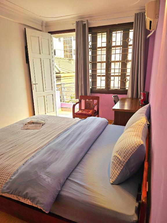 Postel nebo postele na pokoji v ubytování Rainbow HomeStay - No 8 Alley 18B Tong Dan