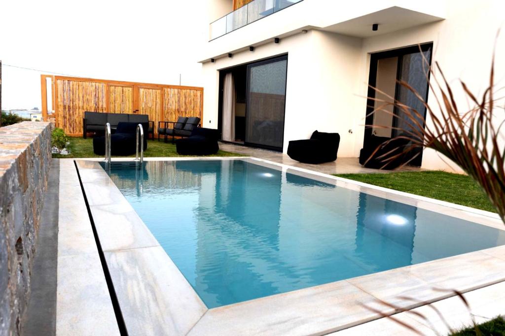 Bazén v ubytování Destino Sea View Villa with private pool nebo v jeho okolí