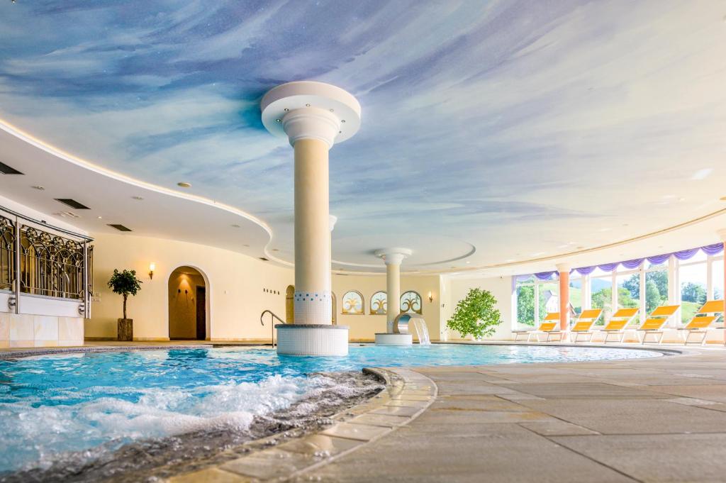 Bazén v ubytování Hotel Christoph nebo v jeho okolí
