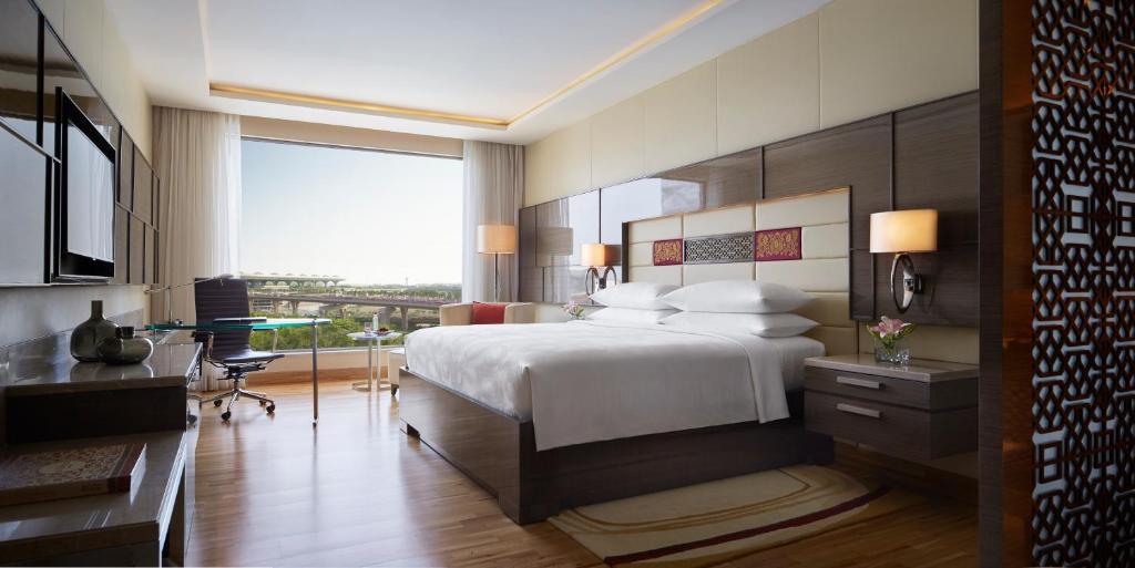 Postel nebo postele na pokoji v ubytování JW Marriott Mumbai Sahar Airport