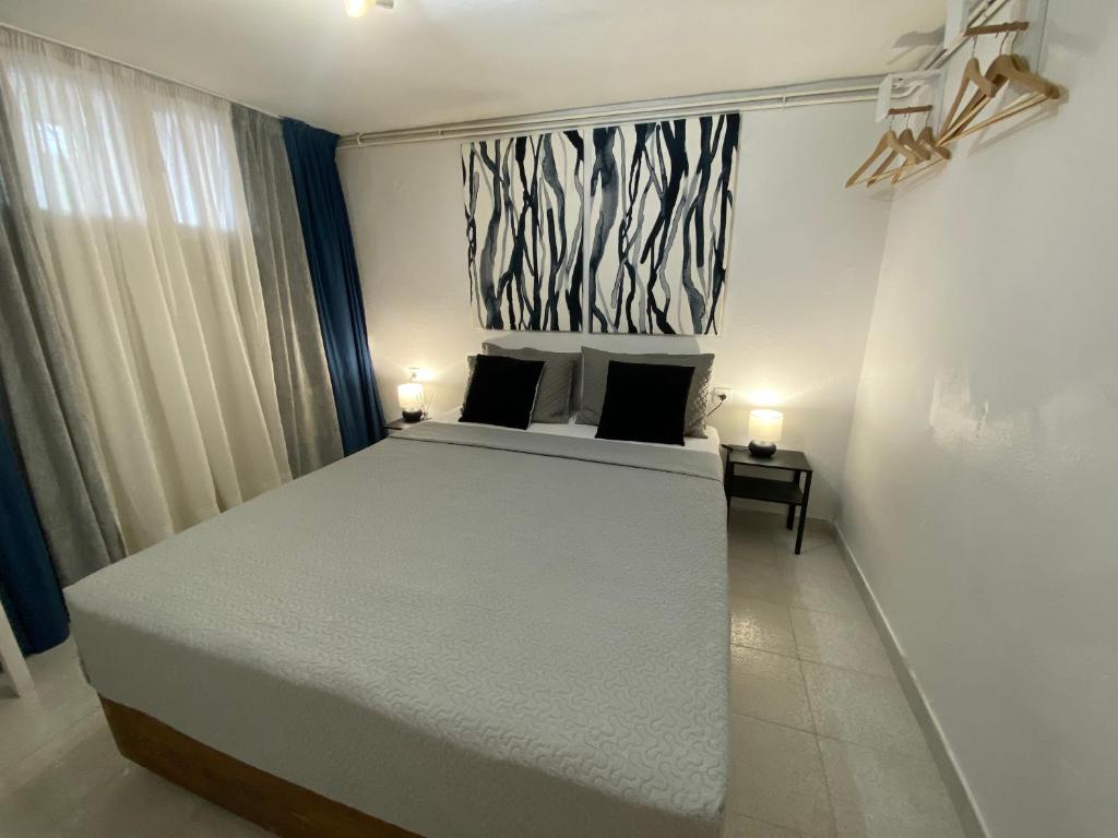 Postel nebo postele na pokoji v ubytování Spacius Garden flat ,1km from the beach , Sleeps 5 ,by likeyourhome