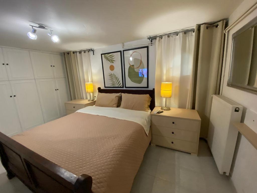 Postel nebo postele na pokoji v ubytování Spacius Garden flat ,1km from the beach , Sleeps 5 ,by likeyourhome