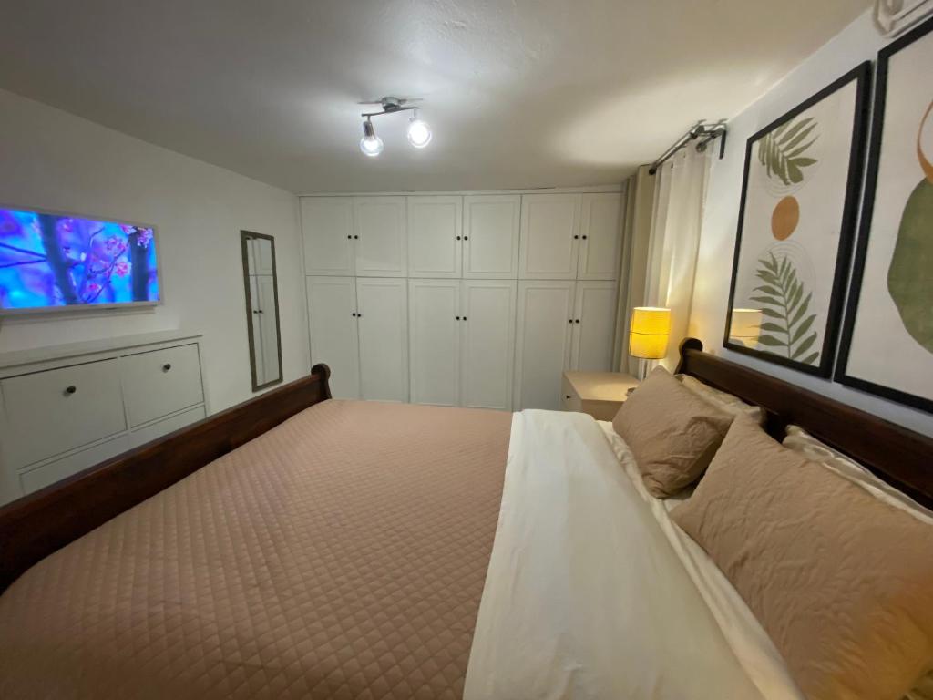 Postel nebo postele na pokoji v ubytování Spacius Garden flat ,1km from the beach , Sleeps 5 ,by likeyourhome