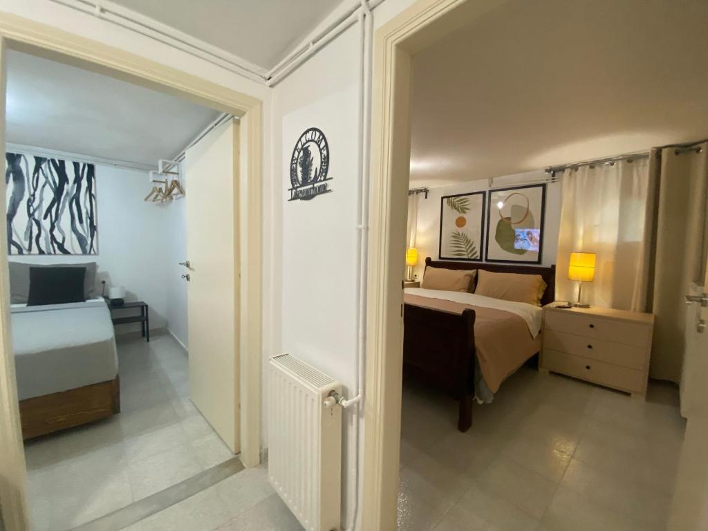 Postel nebo postele na pokoji v ubytování Spacius Garden flat ,1km from the beach , Sleeps 5 ,by likeyourhome