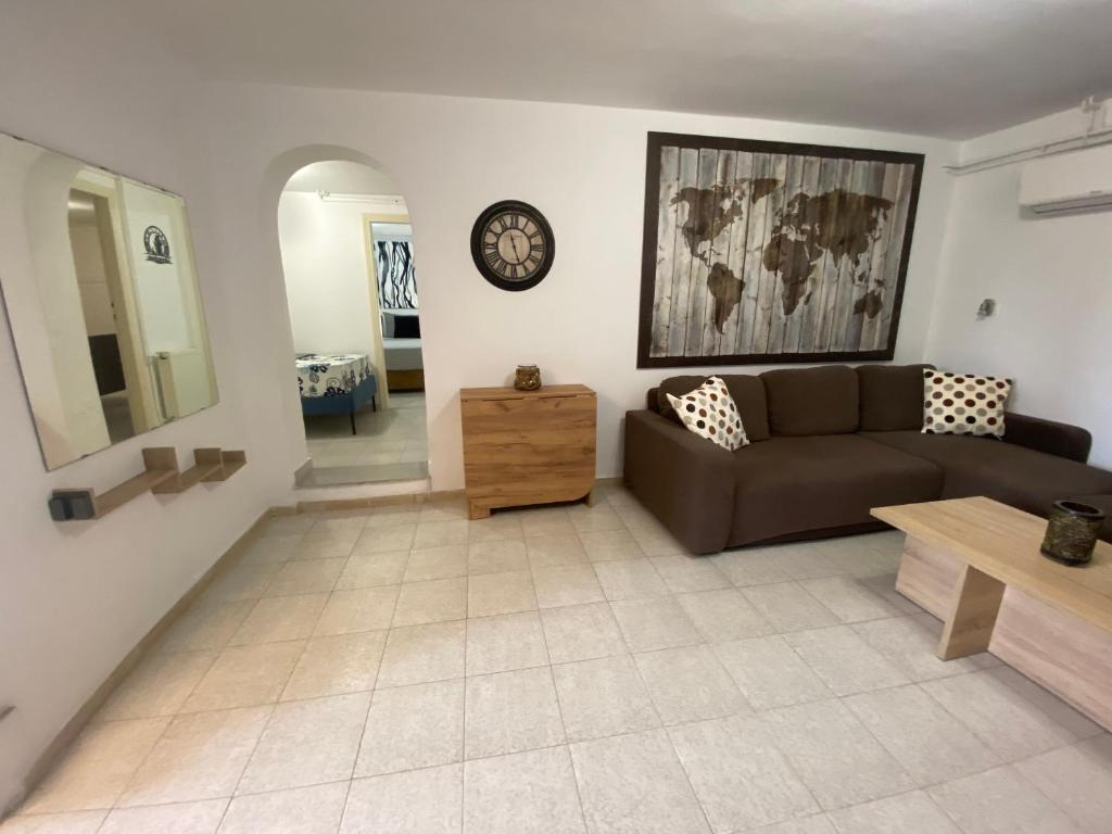 Posezení v ubytování Spacius Garden flat ,1km from the beach , Sleeps 5 ,by likeyourhome