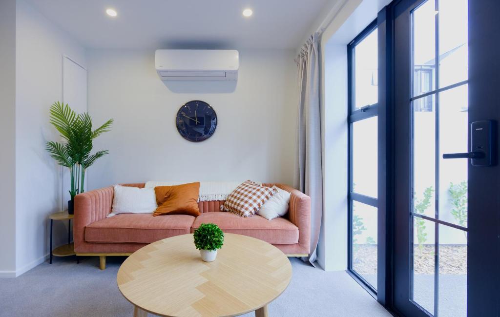 Modern Townhouse, Prime Location, Carpark - Resim 8