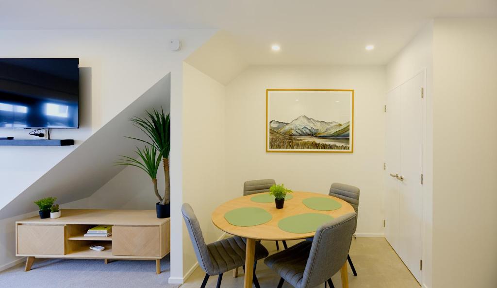 Modern Townhouse, Prime Location, Carpark - Resim 10