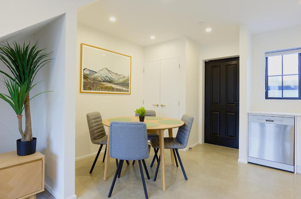 Modern Townhouse, Prime Location, Carpark - Resim 16