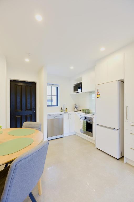 Modern Townhouse, Prime Location, Carpark - Resim 21