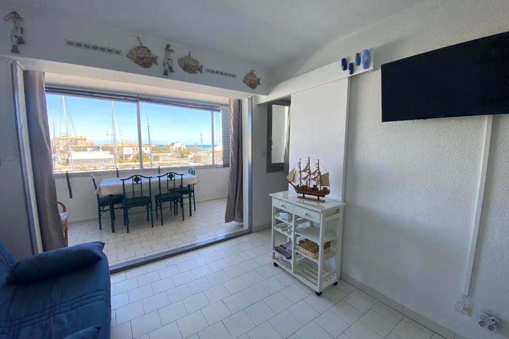 ein Wohnzimmer mit Blick auf ein Esszimmer in der Unterkunft Softness of the shore on the port side in Frontignan