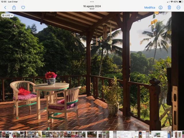 un patio con tavolo e sedie su un ponte di Son & Roberto a Karangasem