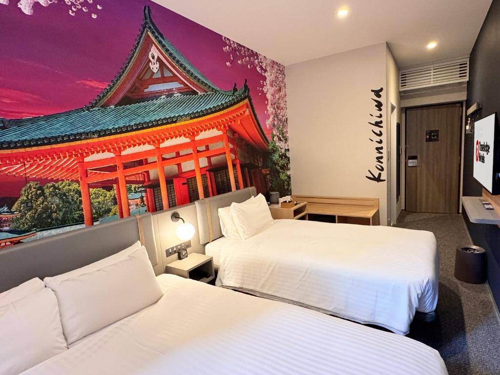 Postel nebo postele na pokoji v ubytování Travelodge Kyoto Shijo Omiya