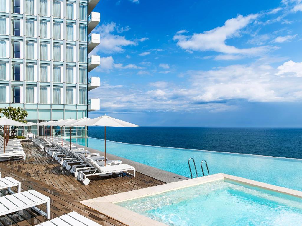 Bazén v ubytování SEAMARQ HOTEL nebo v jeho okolí