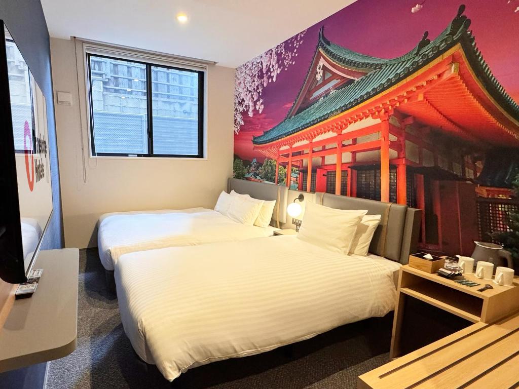 Postel nebo postele na pokoji v ubytování Travelodge Kyoto Shijo Omiya