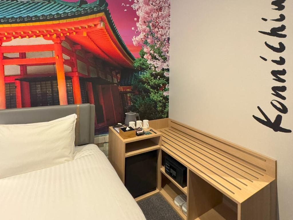 Postel nebo postele na pokoji v ubytování Travelodge Kyoto Shijo Omiya