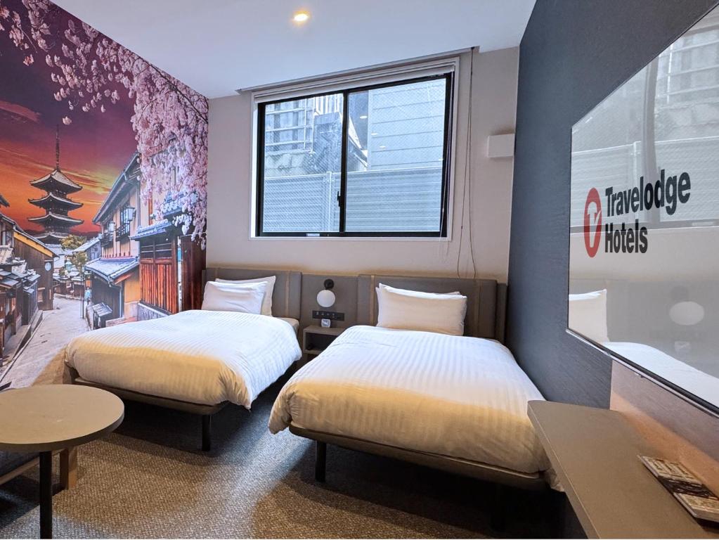 Postel nebo postele na pokoji v ubytování Travelodge Kyoto Shijo Omiya