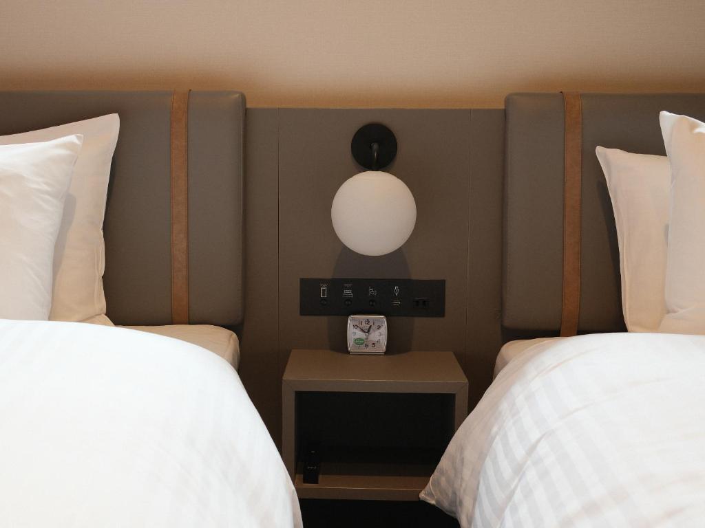 Postel nebo postele na pokoji v ubytování Travelodge Kyoto Shijo Omiya