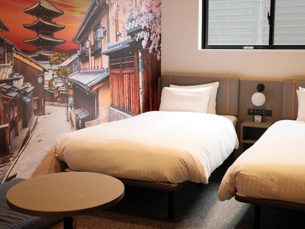 Postel nebo postele na pokoji v ubytování Travelodge Kyoto Shijo Omiya