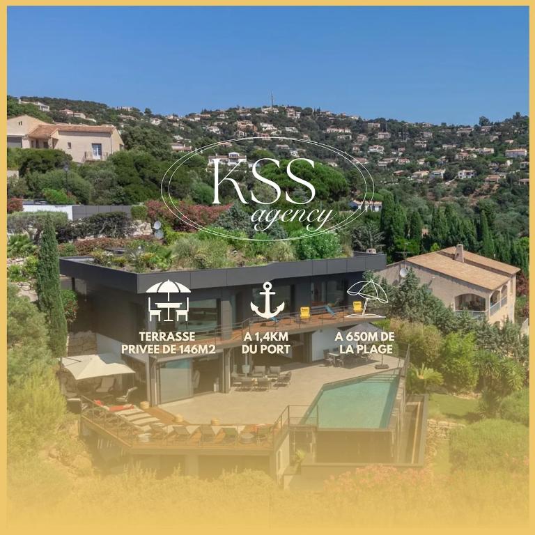 un montage d'une maison avec une pancarte sur celle-ci dans l'établissement Villa de Luxe - 10 pers - vue mer, à Roquebrune-sur Argens